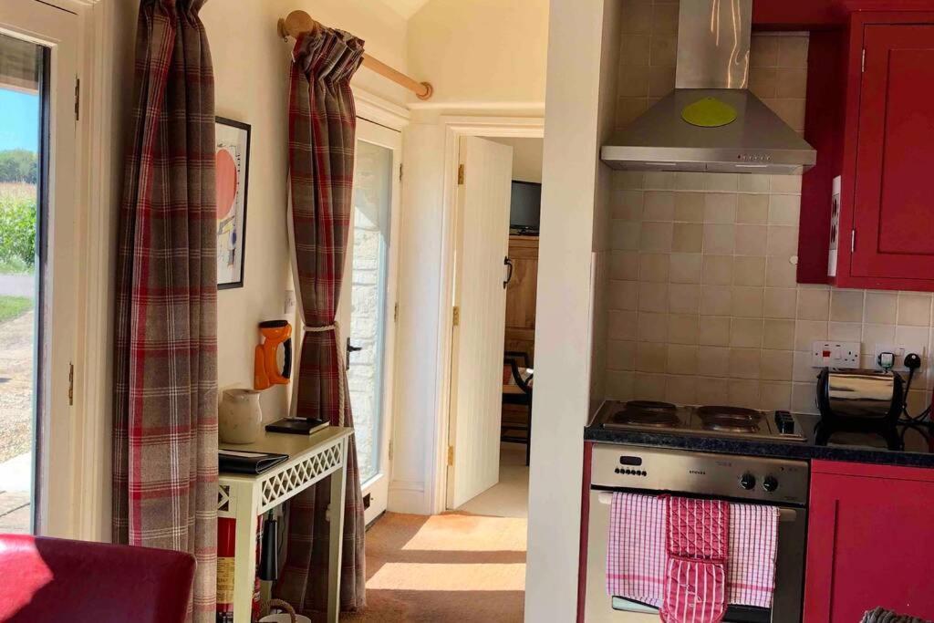 Secluded Romantic Cotswolds Barn - Sleeps 2 To 4 - Near Cirencester - Dog Friendly Villa Kemble Exterior photo
