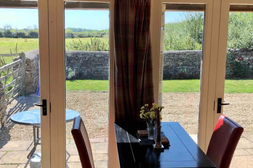 Secluded Romantic Cotswolds Barn - Sleeps 2 To 4 - Near Cirencester - Dog Friendly Villa Kemble Exterior photo